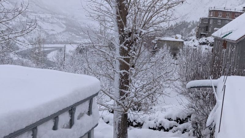 Kashmir receives first spell of snowfall, these visuals from Gulmarg and Pahalgam will make your day bpsb