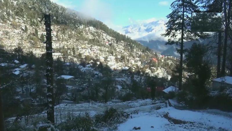 बर्फबारी के चलते जम्मू श्रीनगर हाईवे बंद हो गया। जवाहर टनल पर बर्फ की 9 इंच मोटी चादर छा गई। 