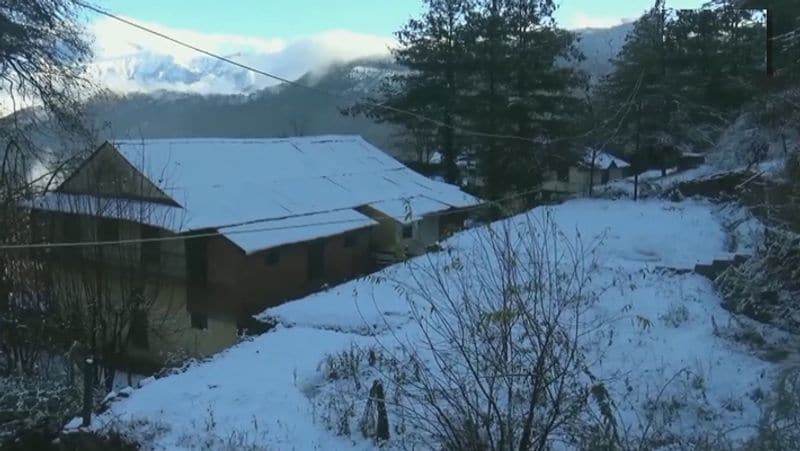 जम्मू कश्मीर के अलावा हिमाचल के भी कुछ इलाकों में बर्फबारी हुई। यहां लाहौल स्पीति में बर्फबारी हुई। 