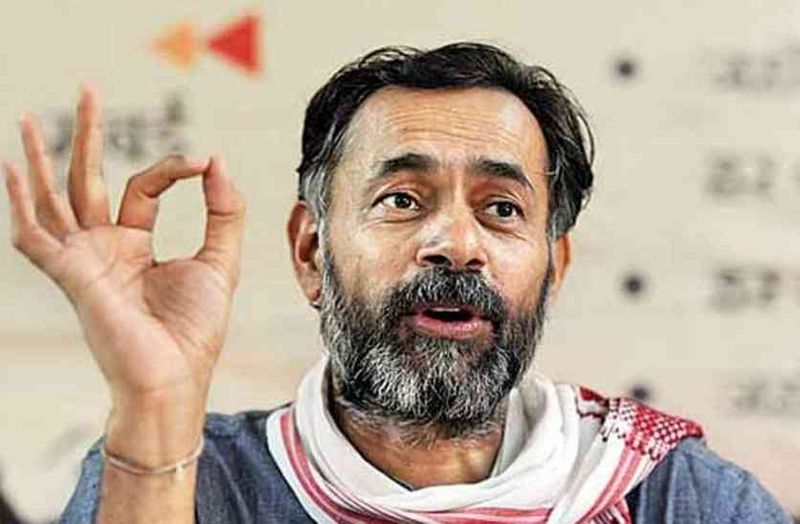 स्वराज इंडिया के संयोजक योगेंद्र यादव भी इस आंदोलन में शामिल हैं। वह एक सामाजिक कार्यकर्ता और एक मनोरोग विज्ञानी है। हालांकि वह किसान प्रतिनिधि का हिस्सा नहीं हैं, लेकिन सरकार के प्रतिनिधियों के साथ बातचीत करते हुए, योगेंद्र किसानों के विरोध के साथ सक्रिय रूप से जुड़े हुए हैं और संयुक्त किसान मोर्चा के सक्रिय सदस्य हैं। वह AIKSCC के सह-संयोजक हैं और UGC और शिक्षा के अधिकार पर राष्ट्रीय सलाहकार परिषद के पूर्व सदस्य हैं।