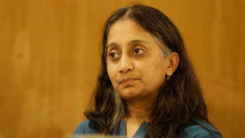 AIKSCC की सदस्य कविता कुरुगंती एक सामाजिक कार्यकर्ता है, जो दो एनजीओ चलाती हैं, इनके दोनों एनजीओ महिला किसान मंच और एलायंस फॉर सस्टेनेबल एंड होलिस्टिक एग्रीकल्चर हैं।