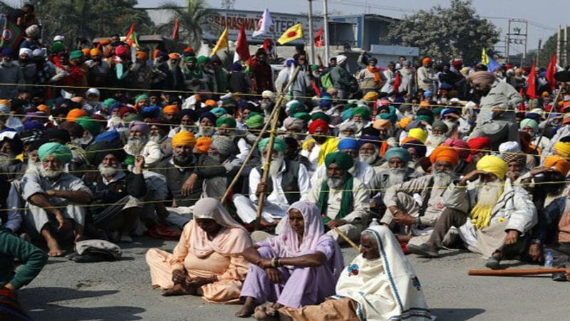 नव निर्माण विकास संगठन (NNVS) के सदस्य अक्षय कुमार इस आंदोलन में काफी चर्चा में रहे हैं। वह जगदीशपुर, ओडिशा के निवासी हैं। अक्षय कुमार एक सामाजिक कार्यकर्ता और अन्ना हजारे और मेधा पाटकर के करीबी सहयोगी हैं। वह पूर्व में नर्मदा बचाओ आंदोलन और आजादी बचाओ आंदोलन जैसे प्रमुख सामाजिक क्रांतियों का हिस्सा रहे हैं। अक्षय कुमार एनएनवीएस के राष्ट्रीय संयोजक हैं, जो नव निर्माण समिति के किसान मोर्चे से जुड़ी है। वह युवा भारती के पूर्व-संयोजक भी हैं। अक्षय कुमार संत विनोबा भावे के अनुयायी हैं और प्रिंट मीडिया, विशेषकर स्थानीय ओडिया दैनिक सांबाद और इलेक्ट्रॉनिक मीडिया, कनक न्यूज़ के साथ एक अच्छा तालमेल रखते हैं।
