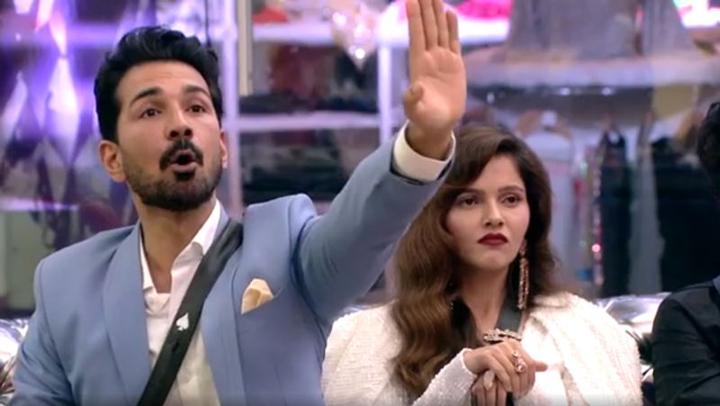 कविता और अभिनव की लड़ाई देखकर तो सलमान को भी गुस्सा आ जाता है। फिर सलमान दोनों से कहते हैं कि एक -दूसरे के बारे में कोई इतनी खराब बातें कैसे कर सकता है। यह कोई मजाक नहीं चल रहा है। 