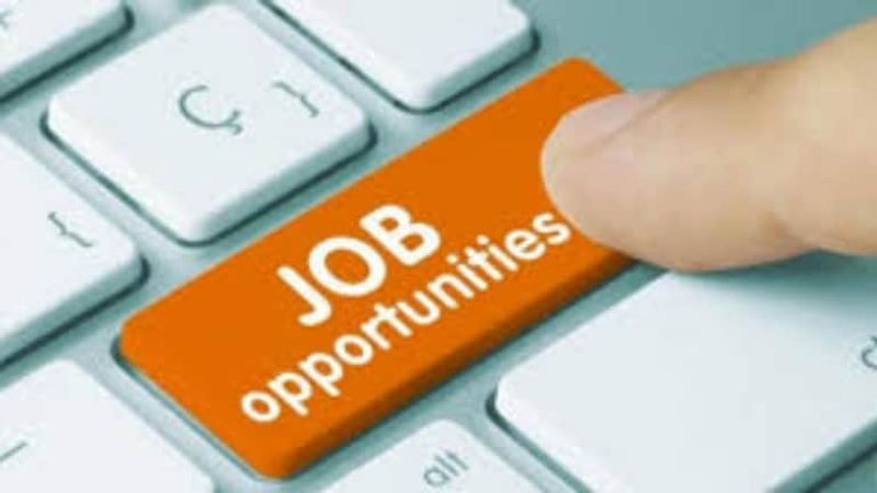 राजस्थान राज्य विद्युत प्रसारण भर्ती (RVUNL Recruitment 2021)
राजस्थान राज्य विद्युत प्रसारण निगम लिमिटेड (RVUNL) ने 1295 पदों पर भर्तियां निकली हैं। 2 मार्च 2021 से इन पदों के लिए आवेदन शुरू हो चुके हैं। आखिरी तारीख 22 मार्च 2021 है। 12वीं पास, ग्रेजुएशन और पोस्ट ग्रेजुएशन कर चुके कैंडिडेट आवेदन कर सकते हैं। इन पदों पर भर्तियां लिखित परीक्षा के माध्यम से की जाएंगी। आवेदन करने के लिए विभाग की आधिकारिक वेबसाइट energy.rajasthan.gov.in पर विजिट करें। उससे पहले जारी नोटिफिकेशन अच्छी तरह पढ़ लें। आवेदन में गलती होने पर यह रिजेक्ट किया जा सकता है।