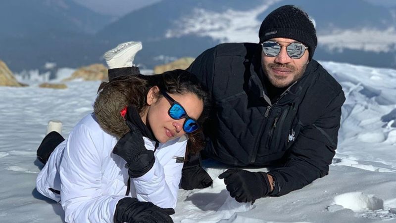 अंकिता ने फोटोज शेयर कर कैप्शन लिखते हुए विक्की जैन से वापस जाने की बात भी पूछ ली है।
