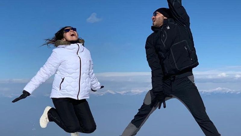 बर्फीली वादियों में मस्ती करते नजर आए अंकिता और विक्की।