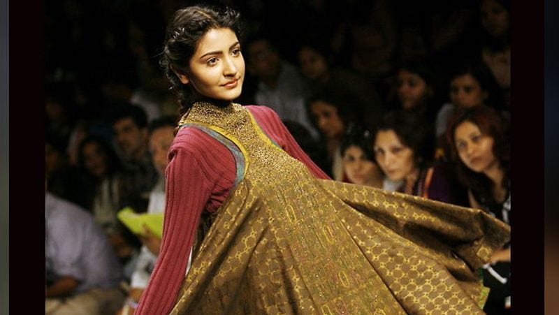 बॉलीवुड में आने के बाद अनुष्का का नाम फिल्म बैंड बाजा बरात के को-स्टार रणवीर सिंह से जुड़ा, लेकिन जल्द ही दोनों अलग हो गए। 