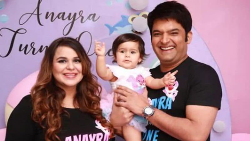 बता दें कि, कपिल शर्मा और उनकी वाइफ गिन्नी ने दो दिन पहले ही 10 दिसंबर को बेटी अनायरा का फर्स्ट बर्थ-डे सेलिब्रेट किया था। कपिल ने बेटी अनायरा के बर्थ-डे सेलिब्रेशन की तस्वीरें शेयर करते हुए लिखा था- पहले जन्मदिन पर हमारी लाडो को अपना प्यार और आशीर्वाद भेजने के लिए धन्यवाद।
