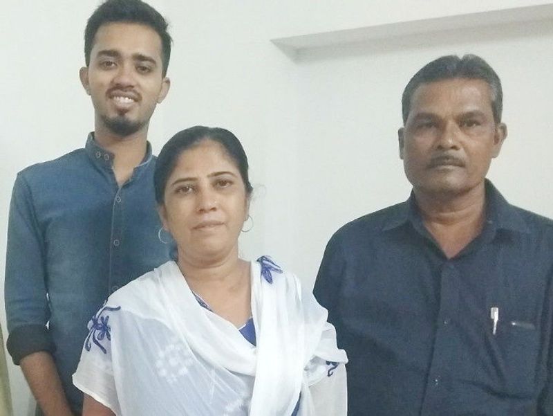 संघर्ष में बीता बचपन, स्कूल ने फीस माफ की
हसन की मां नसीब बेन ने बेटे को 10वीं तक पढ़ाने के लिए 14 साल तक लोगों के घरों मे काम किया। दूसरी तरफ हसन की मां घर-घर जाकर रोटियां बनाने का काम करती थीं। न जाने कितने घंटे वे रोटियां ही बेलती रहती थीं। अपने माता-पिता का ये संघर्ष देखकर वे हमेशा सोचते की माता-पिता के लिए कुछ करना है। 