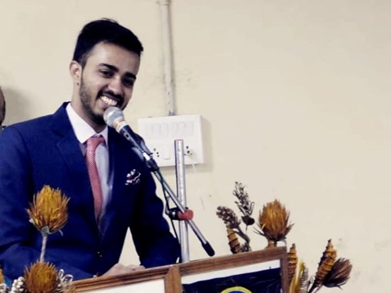 बुखार में दिया UPSC इंटरव्यू
मार्च, 2018 में यूपीएससी का इंटरव्यू था। 20 फरवरी तक हसन की तबियत बहुत खराब थी। डब्ल्यूबीसी काउंट 30 हजार तक घट गया। इंजेक्शन लग रहे थे, लेकिन बुखार टूट नहीं रहा था। 15 मार्च को अस्पताल से छुट्टी लेकर दिल्ली पहुंचे, ताकि इंटरव्यू की तैयारी कर सकें। एक सप्ताह की तैयारी के साथ इंटरव्यू दिया। जब रिजल्ट आया, तो देशभर में सेकेंड हाईएस्ट मार्क्स मिले थे। सफीन की कहानी से लोगों को प्रेरणा लेनी चाहिए। अगर हौसले बुलंद हो तो कोई भी काम मुश्किल नहीं है।
