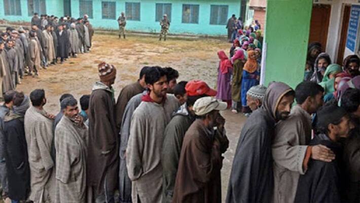 Jammu and Kashmir Sixth phase voting continues in DDC election voting being done following Corona protocol kpl Jammu and Kashmir Sixth phase voting continues in DDC election voting being done following Corona protocol kpl