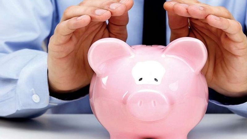 यूलिप्स में आप इक्विटी, बैलेंस्ड या डेट फंड ऑप्शन्स में से चुनाव कर सकते हैं। इसके अलावा यूलिप्स में आपको वित्तीय लक्ष्यों को पूरा करने और जरूरत पड़ने पर फंड स्विच करने का भी विकल्प मिलता है। कुछ न्यू एज यूलिप्स ऐसी इन्वेस्टमेंट स्ट्रैटेजी की पेशकश करते हैं, जहां बीमाकर्ता आपकी उम्र और वित्तीय लक्ष्य के आधार पर निवेश को मैनेज करता है। (फाइल फोटो)