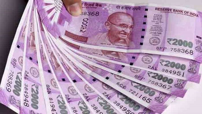 सितंबर में ही कर्मचारी भविष्य निधि संगठन (EPFO) के ट्रस्टीज की बैठक में तय किया गया था कि वित्त वर्ष 2019-20 के लिए EPF पर दिए जाने वाले 8.5 फीसदी के ब्याज को दो हिस्सों में कर्मचारी के अकाउंट में डाला जाए। इस फैसले के तहत पहली किस्त में 8.15 फीसदी और दूसरी किस्त में 0.35 फीसदी का ब्याज दिए किए जाने की तैयारी थी। (फाइल फोटो)