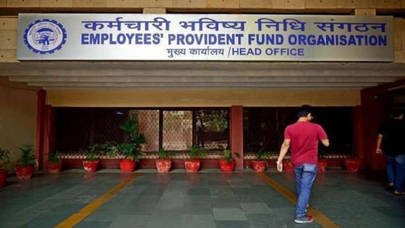 जानकारी के मुताबिक, श्रम मंत्रालय ने वित्त मंत्रालय को एक प्रस्ताव भेजा है। इसमें इम्प्लॉई प्रोविडेंट फंड (EPF) अकाउंट में दिसंबर आखिर तक वित्त वर्ष 2019-20 की 8.5 फीसदी की ब्याज दर को जमा कराए जाने को लेकर सहमति मांगी गई है। (फाइल फोटो)