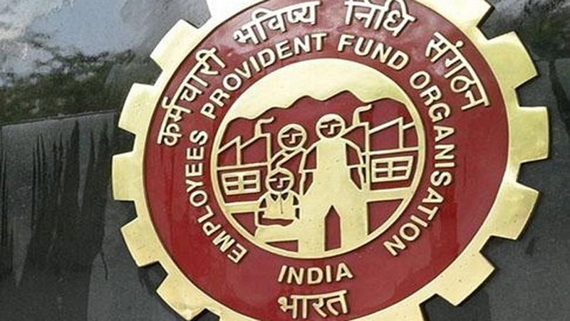 अगर दिसंबर के अंत तक इम्प्लॉई प्रोविडेंट फंड (EPF) सब्सक्राइबर्स के अकाउंट में ब्याज की रकम आ जाती है, तो इससे बड़ी राहत मिलेगी। उल्लेखनीय है कोरोना संकट के दौरान लोग आर्थिक परेशानियों से जूझ रहे हैं। साल के आखिरी महीने में ब्याज की राशि कर्मचारियों के अकाउंट में आ जाने से जहां उन्हें राहत मिलेगी, वहीं इम्प्लॉई प्रोविडेंट फंड पर भी कोई बोझ नहीं रहेगा। (फाइल फोटो)