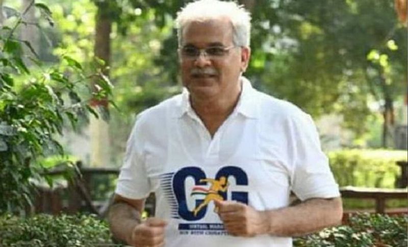 दरअसल, इस आयोजन में सीमित लोगों ने ही भाग लिया। कोरोना के खतरे को देखते हुए वर्चुअली किया गया। जो मंत्री या अफसर जहां था वह अपने घर और पार्क के सामने दौड़े। इसके साथ उन्होंने सोशल मीडिया पर वीडियो पोस्ट किए। जिनकी यूजर जमकर तारीफ कर रहे हैं। सीएम भूपेश बघेल ने रायपुर में अपने मुख्यमंत्री आवास से यह दौड़ लगाई।