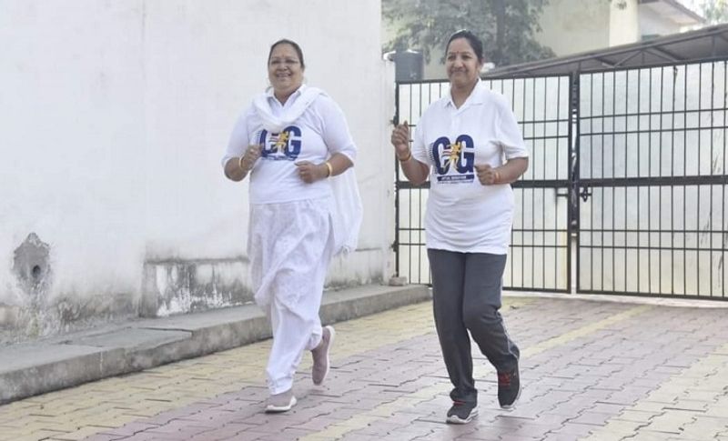 तस्वीर में देखिए इस मौराथन दौड़ में महिला एवं बाल विकास मंत्री अनिला भेंडिया और राज्यसभा सांसद छाया वर्मा ने भी हिस्सा लिया।