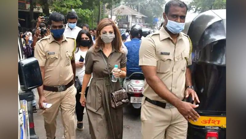 सुजैन खान को इस दौरान पुलिस थाने के अंदर देखने के बाद ऋतिक रोशन के फैंस भी हैरान-परेशान हैं। 