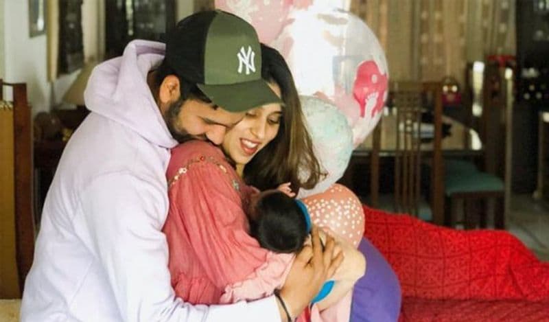 शादी के 3 साल बाद रोहित के घर एक नन्ही परी ने जन्म लिया। जिसका नाम उन्होंने समायरा रखा। रोहित, रितिका और समायरा को एक साथ कई इवेंट में साथ देखा जाता हैं।