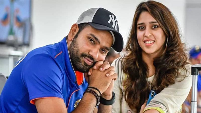क्रिकेट के मैदान में रोहित शर्मा के रिकार्ड्स को हर कोई जानता है। लेकिन मैदान पर विरोधी टीम को धोने वाले ये क्रिकेटर असल जिंदगी में अपनी पत्नी रितिका के सामने कमजोर पड़ जाते हैं।