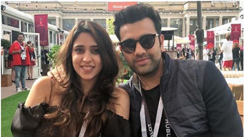 इस क्यूट कपल की लव स्टोरी शादी से 6 साल पहले शुरू हो गई थी। रितिका जहां एक स्पोर्ट्स मैनेजर थीं, वहीं रोहित शर्मा उस समय खेल में काफी व्यस्त रहते थे। इसी दौरान दोनों की मुलाक़ात हुई थी।
