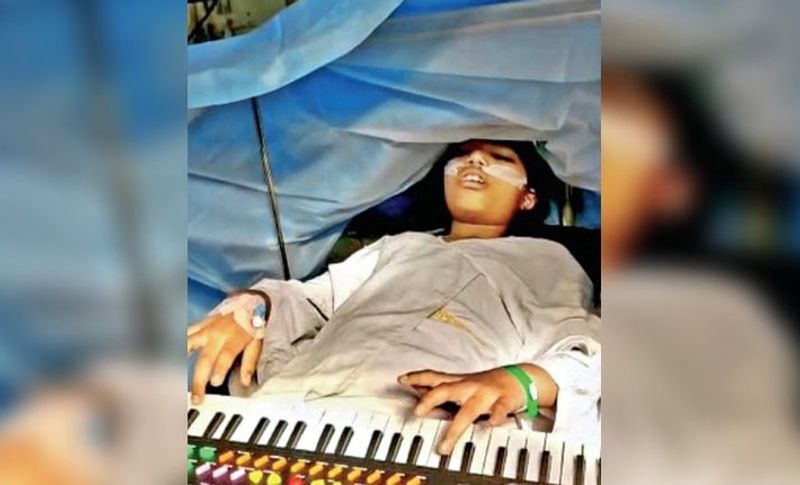 सिर में छेद कर निकला ट्यूमर..बच्ची बचाती रही पियानो
डॉक्टरों ने एक दिन पहले सौम्या का ऑपरेशन करने के लिए नई पद्धति अपनाई, जिससे अवेक क्रेनियोटोमी (कपाल छेदन) से किया गया। शहर में यह अपने तरह का पहला ऑपरेशन था। पहले बच्ची को बेहोश किया गया, जिसके बाद भी उसे तकलीफ हुई, लेकिन वह पियानो बजाती रही और डॉक्टरों ने उसके सिर की हड्डी में छेद कर ट्यूमर निकाल दिया। डॉक्टर हैरान थे कि सौम्या के इस हौसले को हम सलाम करते हैं। जिसने इतने दर्द के बावजूद भी हिम्मत नहीं हारी। इसके बाद बच्ची को शनिवार को डिस्चार्ज कर दिया गया।