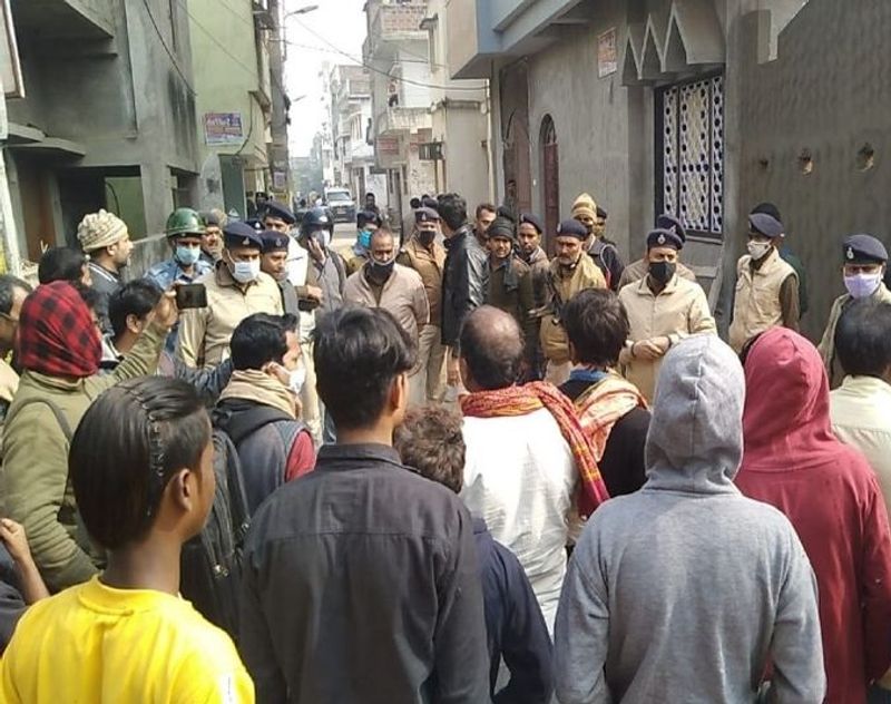 पुलिस की जांच पता चला कि अंशु पहले भी दो बार अपनी प्रेमिका से मिलने उसके घर जा चुका था। उस दरम्यान लड़की के परिवार वालों ने उसे रंगे हाथ पकड़ा भी था। साथ ही उसे चेतावनी देकर छोड़ दिया गया था। लेकिन, इस बार शक है कि प्रेमिका के परिवार ने अंशु की हत्या कर दी।
