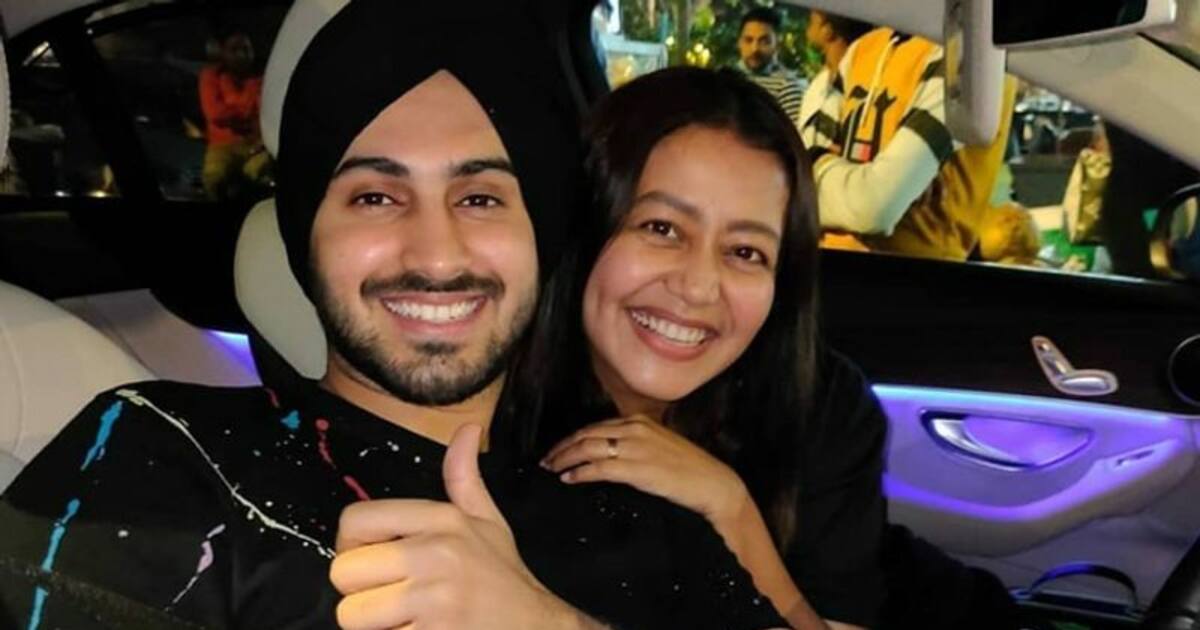 Neha Kakkar flaunts baby bump with husband Rohanpreet Singh in latest