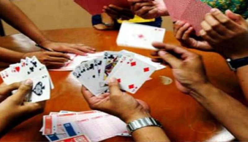 पीड़िता की मानें तो शादी के 10 साल बाद भी वह मां नहीं बन पाई। इसलिए उसके जालिम पति ने उसको इतनी खौफनाक सजा दी है।
(प्रतीकात्मक फोटो)