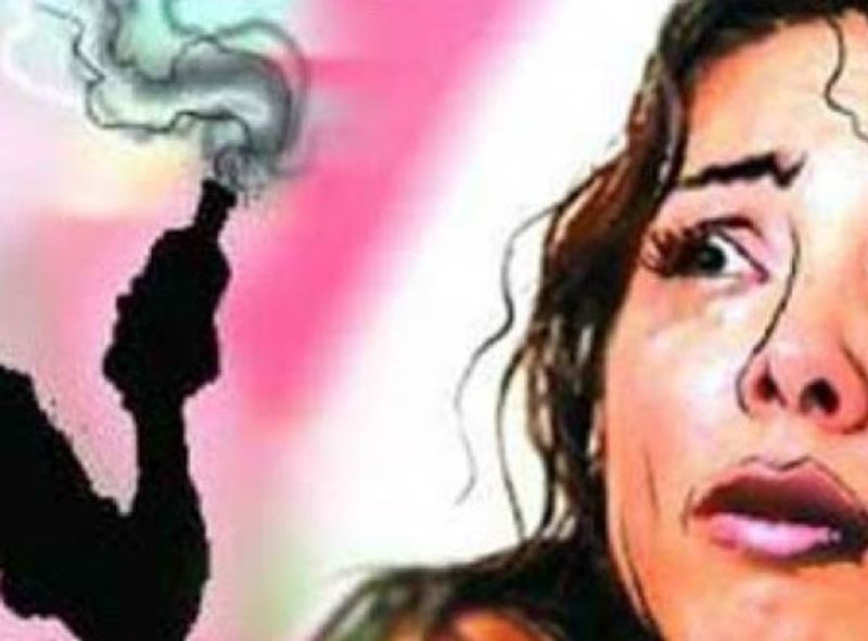 महिला ने इससे इनकार किया तो उसके शरीर पर तेजाब फेंक दिया। पीड़िता की मानें तो पहले भी उस पर तेजाब फेंका गया।
(प्रतीकात्मक फोटो)