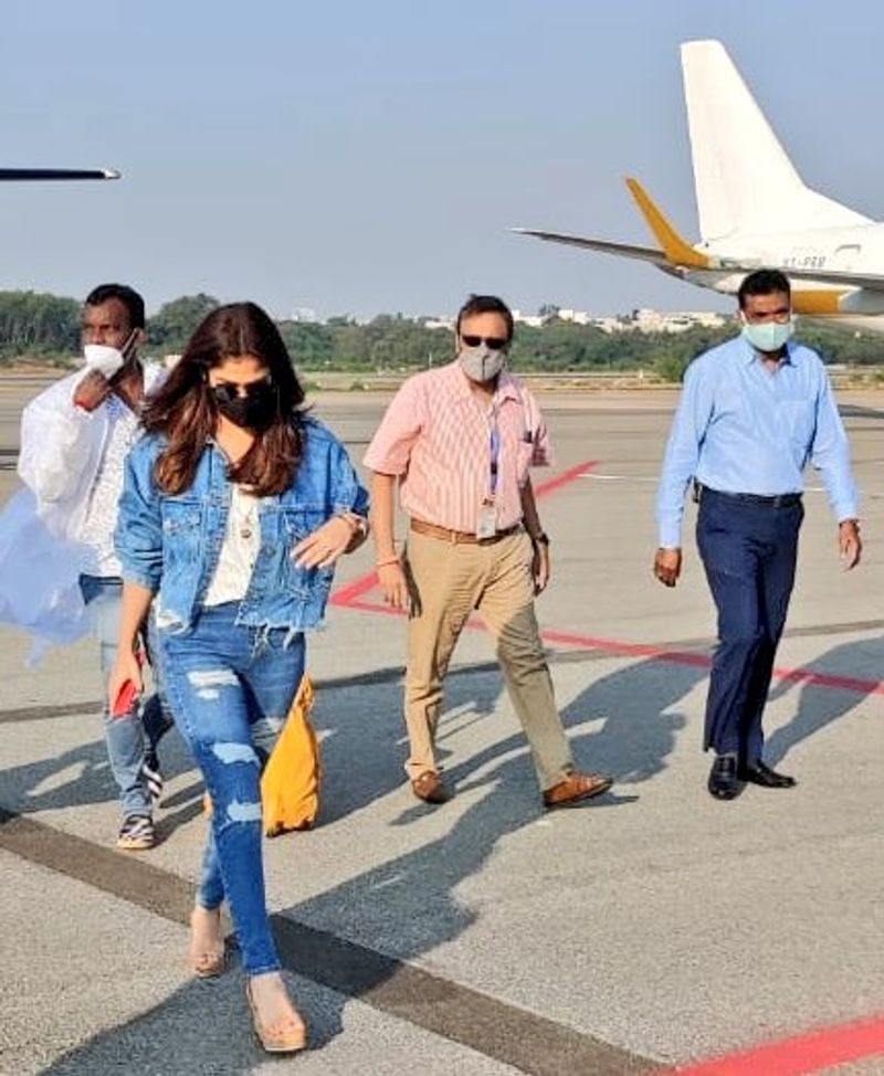 கொரோனா 2வது தீவிரமடைந்து வருவதால் சூப்பர் ஸ்டார் ரஜினிகாந்த் தொடர்பான காட்சிகளை படமாக்கி வருகின்றனர். இதனிடையே அண்ணாத்த பட ஷூட்டிங்கில் நயன்தாராவும் பங்கேற்றுள்ளார். 