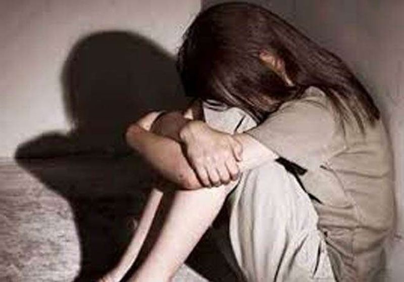 आरोपी उनकी बेटी को डरा धमका कर उसके साथ दुष्कर्म करता रहा। अस्पताल से छुट्टी के बाद भी जब वो घर आ गई तो उसके बाद भी आरोपी मौका पाकर उनकी बेटी को बुलाकर उसके साथ दुष्कर्म करता था।
(प्रतीकात्मक फोटो)