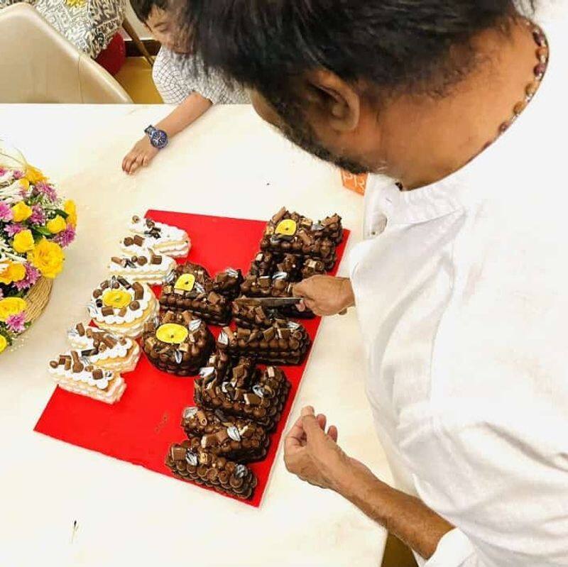 Super Star Rajinikanth cake cutting with Annaatthe team and private flight employees video
