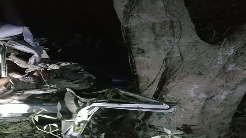  वहां शादी में शामिल होने के बाद सभी बोलेरो सवार पांच युवक घर वापस लौट रहे थे। घर से 14 किलोमीटर पहले ही बोलेरो कार हादसे का शिकार हो गयी। सिपाही संदीप की मौत की सूचना पर घर में चीख-पुकार मच गई। परिजन अस्पताल पहुंचकर रोने-बिलखने लगें। मिनटों में साली सुप्रिया यादव की शादी भी मातम में बदल गयी।
