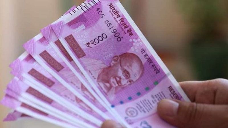 निवेश के लिए इक्विटी (Equity) बहुत रिस्की माना जाता है। इसलिए ज्यादातर लोग इससे दूर रहते हैं। हालांकि, इसमें रिटर्न सबसे ज्यादा मिलता है। अगर आप जल्दी निवेश शुरू करते हैं तो आपको निवेश के लिए काफी लंबा वक्त मिल सकता है। इससे आप कुछ ऐसे स्टॉक्स (Stocks) चुन सकते हैं, जो आगे चल कर तेजी से ग्रोथ कर सकते हों। (फाइल फोटो)