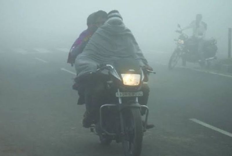 दिल्ली के कई हिस्सों में सोमवार को घना कोहरा छाए रहने से विजिबिलिटी कम हो गई है, जिससे यातायात पर भी असर देखने को मिल रहा है। पारा 9.8 डिग्री तक पहुंच चुका है।
