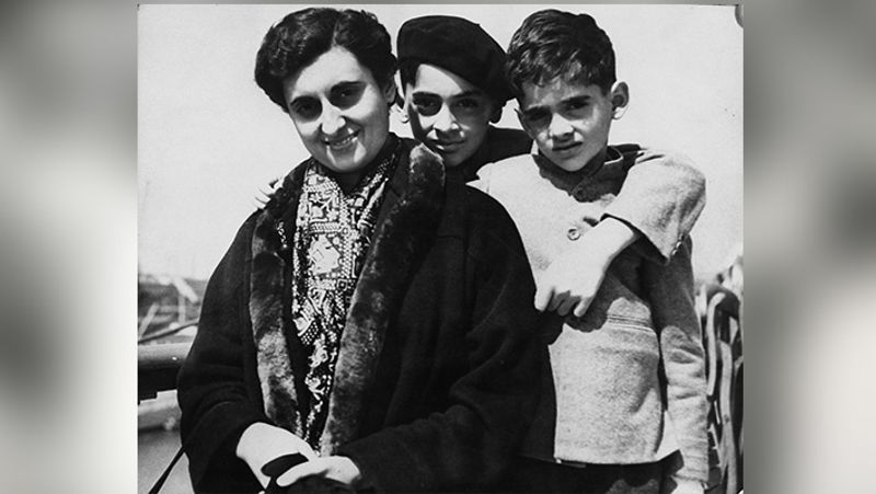 यह तस्वीर मई 1953 की है। इंदिरा गांधी (1917-1984) राजीव गांधी (1944-1991) और संजय गांधी (1946-1980) यह तस्वीर इंग्लैंड के साउथेम्पटन की है।