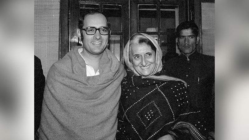 मां इंदिरा गांधी के साथ संजय गांधी।