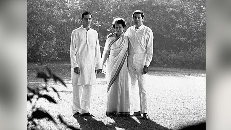 संजय और राजीव के साथ इंदिरा गांधी।