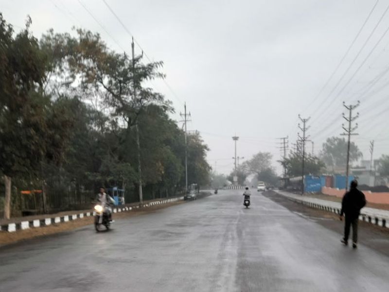 मध्य प्रदेश कई इलाकों में बारिश देखने को मिली है। पिछले 24 घंटों के दौरान भोपाल, इंदौर और उज्जैन में कई जगहों पर बारिश हुई है।