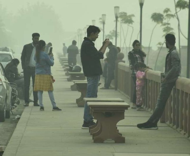 मौसम विभाग के निदेशक जेपी गुप्ता के मुताबिक पहाड़ों से आ रहीं नम हवाओं ने पश्चिम यूपी में पारा लुढ़काया है। धीरे-धीरे पूरे प्रदेश में सर्दी बढ़ेगी। अभी लखनऊ में बारिश के आसार नहीं हैं। रविवार को दिन में धूप निकली। मगर ठंडी हवा चली।
