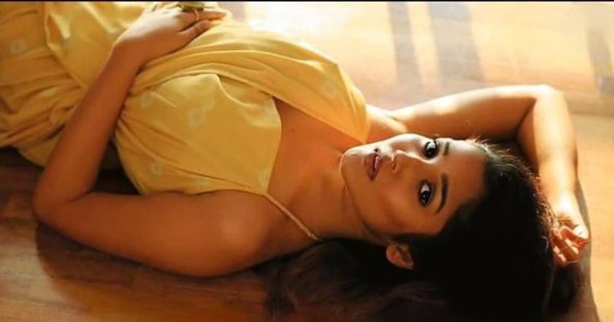 Anikha surendran: என்ன ‘குட்டி நயன்’ இதெல்லாம்? மல்லாக்க படுத்து தொடையை காட்டிய அனிகா.. ஷாக்கான ரசிகர்கள்.!