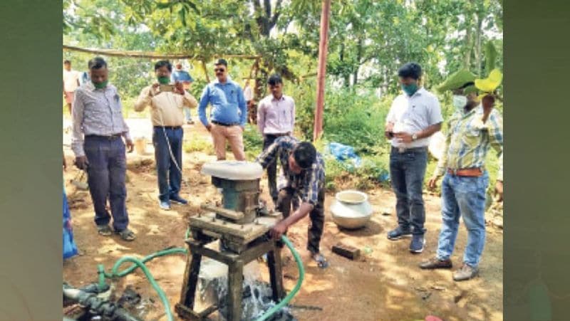 कमिल ने यूट्यूब पर टरबाइन बनाने की तकनीक पढ़ी। 2014 में इस प्रोजेक्ट पर काम शुरू किया। फिर दोस्तों के साथ मिलकर गांव के पास कच्चा बांध बनाकर ऑयरा झरिया नदी का पानी रोका। करीब 100 फीट का गड्ढा बनाया और उसमें टरबाइन स्थापित किया। आगे पढ़ें-बिजली के बिल ने मारा जो करंट, टीन-टप्पर की जुगाड़ से पैदा कर दी बिजली...