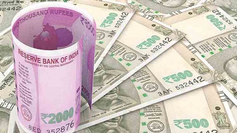 स्टेट बैंक ऑफ इंडिया (SBI) ने इस साल मई में सीनियर सिटिजन के लिए नई एफडी स्कीम 'SBI वीकेयर डिपॉजिट' के नाम से लॉन्च किया था। इसके तहत सीनियर सिटिजन्स को '5 साल या उससे ज्यादा' की अवधि के रिटेल टर्म डिपॉजिट के मामले में, उनके लिए लागू ब्याज दर के ऊपर 0.30 फीसदी का अतिरिक्त ब्याज दिया जाने का प्रावधान है। (फाइल फोटो)