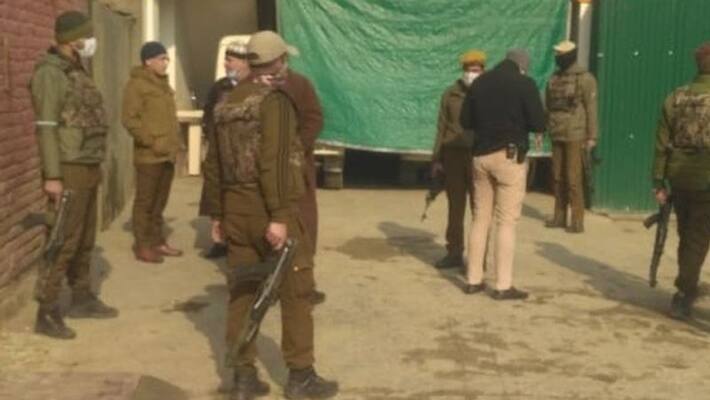 PSO of PDP leader shot at by unknown gunmen in Srinagar kpn PSO of PDP leader shot at by unknown gunmen in Srinagar kpn