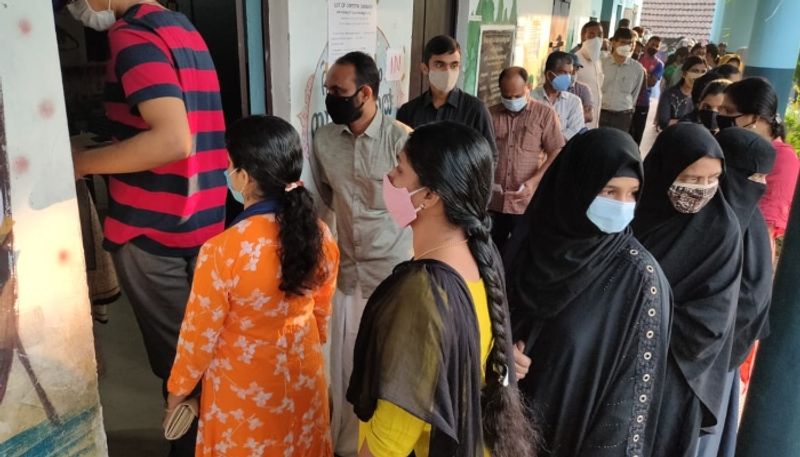 <p>ভোটে কারচুপি লা রিগিংয়ের অভিযোগ প্রতিবার ওঠে বাংলায়। তাই এবার প্রতিটি বুথকে সিসিটিভি নজরদারির মধ্যে আনা হবে। এবং তা মণিটর হবে।<br />
</p>