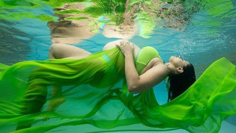 समीरा ने यह फोटोशूट जुलाई 2019 में करवाया था जब वे दोबारा मां बनने वाली थी। इस शूट को फोटोज भी उन्होंने अपने इंस्टाग्राम पर शेयर की थी। 