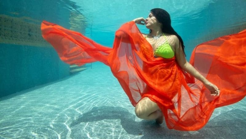 प्रेग्नेंसी में समीरा ने अलग-अलग रंग की बिकिनी पहनकर और डिफरेंट पोज देकर फोटोशूट करवाया था।