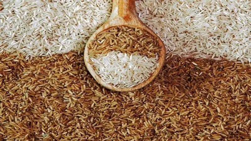 वाइट राइस और ब्राउन राइस दोनों में अलग - अलग गुण होते हैं। ब्राउन राइस में कम कैलोरी होती है, तो वाइस राइस पचाने में आसान होता है।