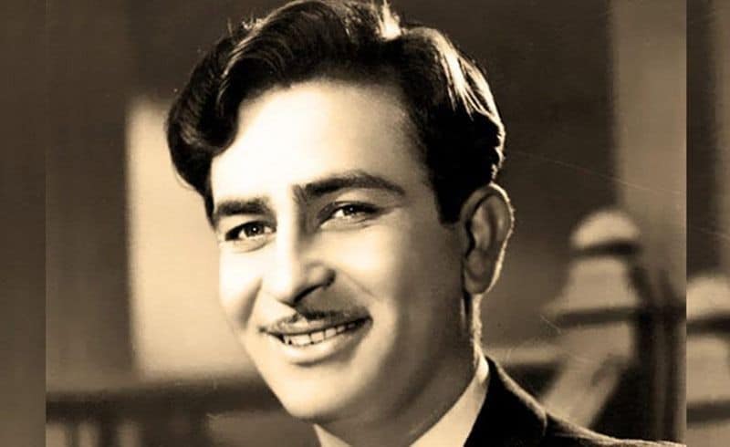 তার কলমে বাদ যাননি রাজ কাপুরও। একটি পার্টিতে রাজ কাপুরের নোংরা ব্যবহারও তুলে ধরেছিলেন সকলের সামনে। রাজ নাকি তাকে পোশাকও খুলতে বলেছিলেন। এইভাবেই অদম্য সাহসে নিজের জীবনের ঝুঁকি নিয়ে বলিউডের আতঙ্কে পরিণত হয়েছিলেন দেবযানী।